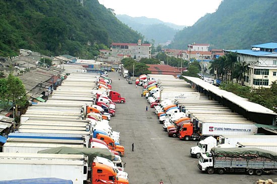Trucks carrying watermelons wait in Tan Thanh Border Gate, Lang Son province (Photo: SGGP)
